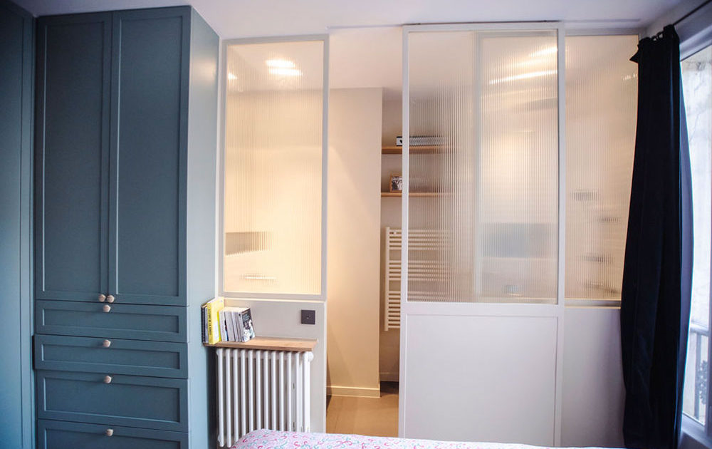 Fillon Paris 17e : chambre parentale, vue sur la salle de bain