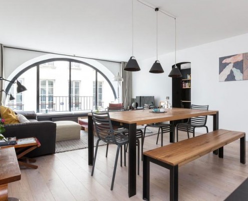 Paris 3e, quartier du Temple : vue sur le salon depuis la cuisine